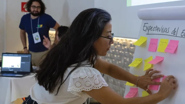 Rikolto workshop participant works with post it notes Rikolto workshop participant works with post it notes